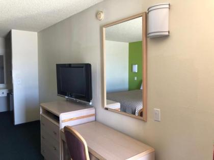 California Inn Hotel and Suites Adelanto US 395 - image 9