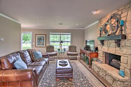Updated Grand Lake Cottage with Patio and Pool Access! - image 11