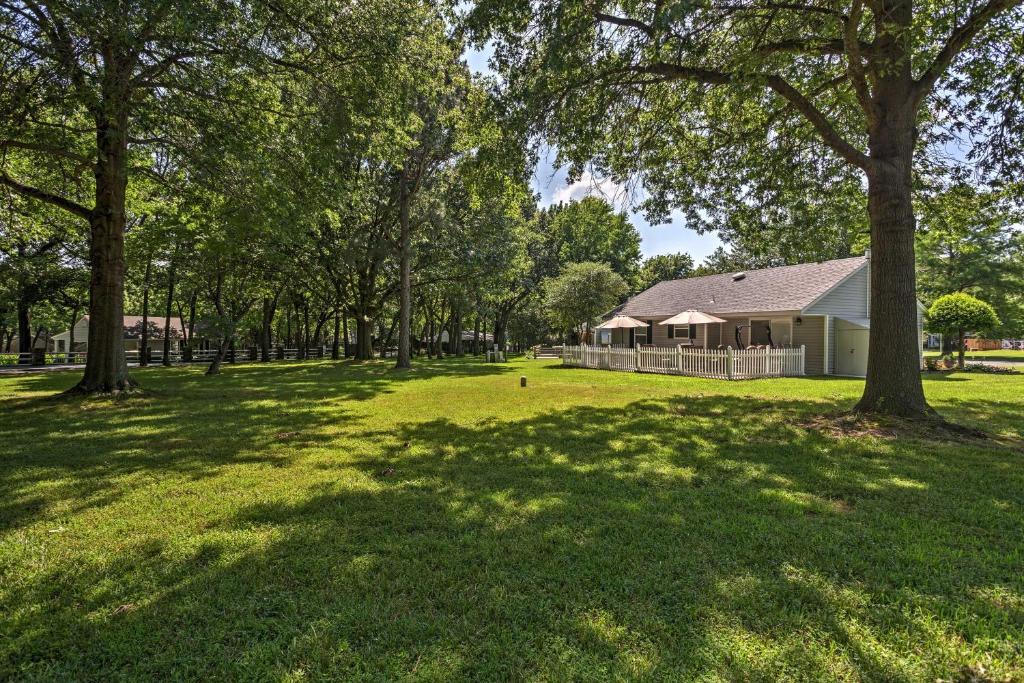 Updated Grand Lake Cottage with Patio and Pool Access! - image 3