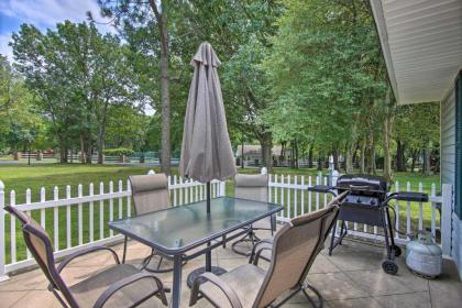 Updated Grand Lake Cottage with Patio and Pool Access! - image 9
