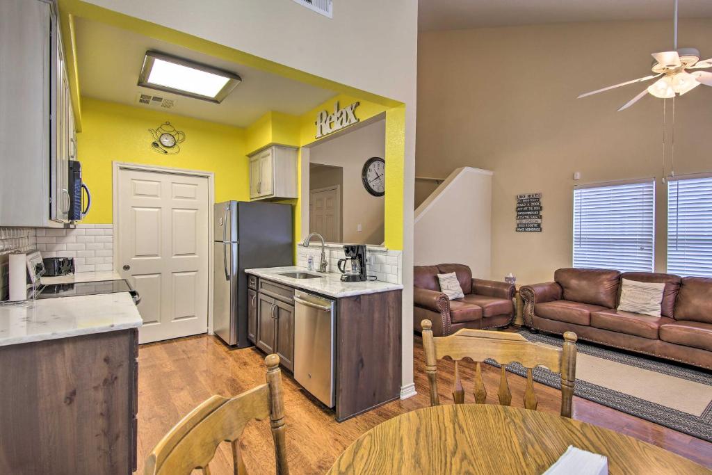 Spacious Townhome Walk to Lake and Restaurant! - main image