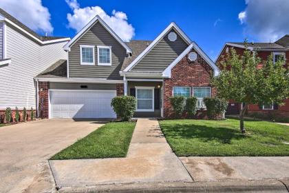 Spacious Townhome Walk to Lake and Restaurant! - image 2