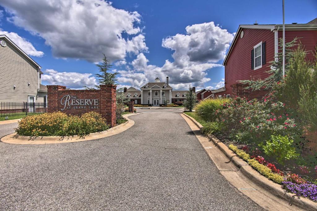 Spacious Townhome Walk to Lake and Restaurant! - image 6