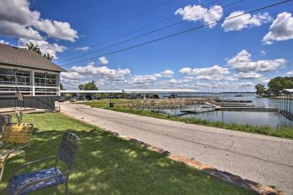 Spacious Townhome Walk to Lake and Restaurant! - image 8