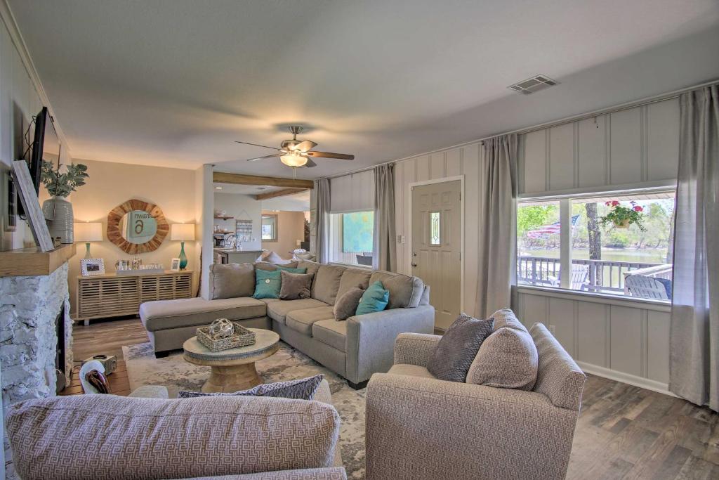 Idyllic Family Getaway with Grand Lake Access! - image 2