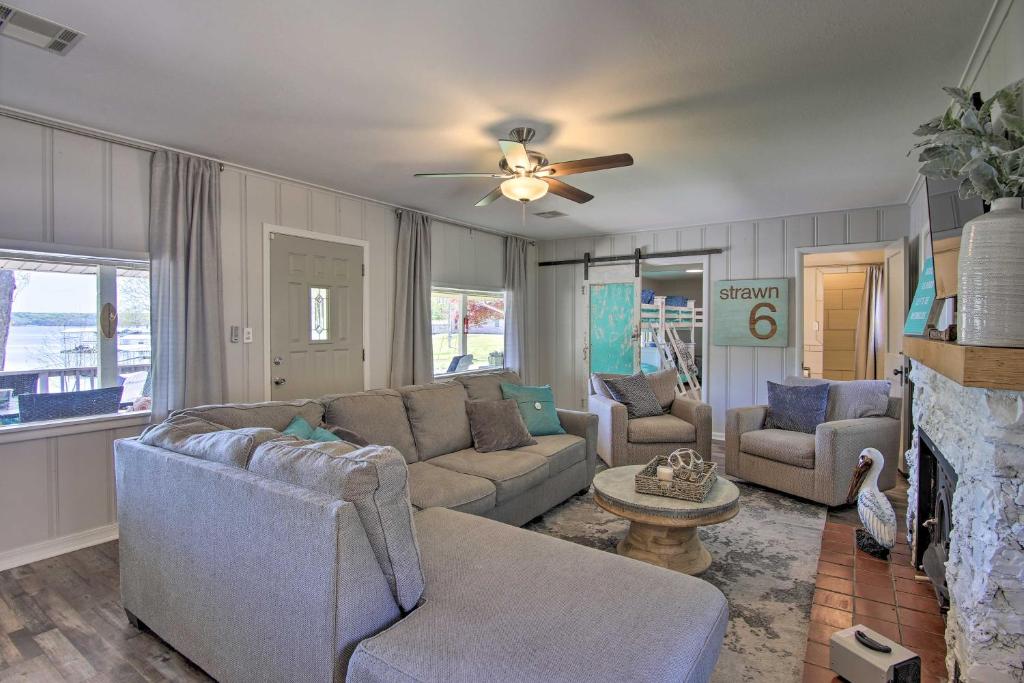 Idyllic Family Getaway with Grand Lake Access! - image 4