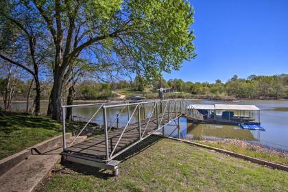 Idyllic Family Getaway with Grand Lake Access! - image 5