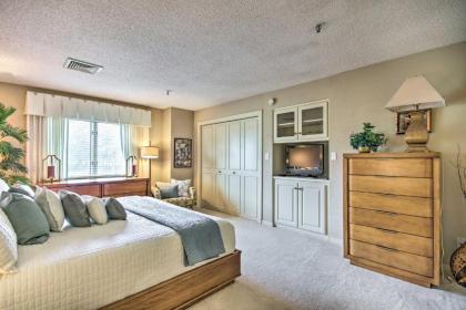 Spacious Luxe Condo with Golf Course Views - image 14