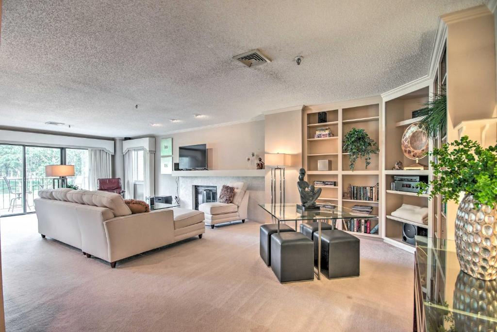 Spacious Luxe Condo with Golf Course Views - image 2