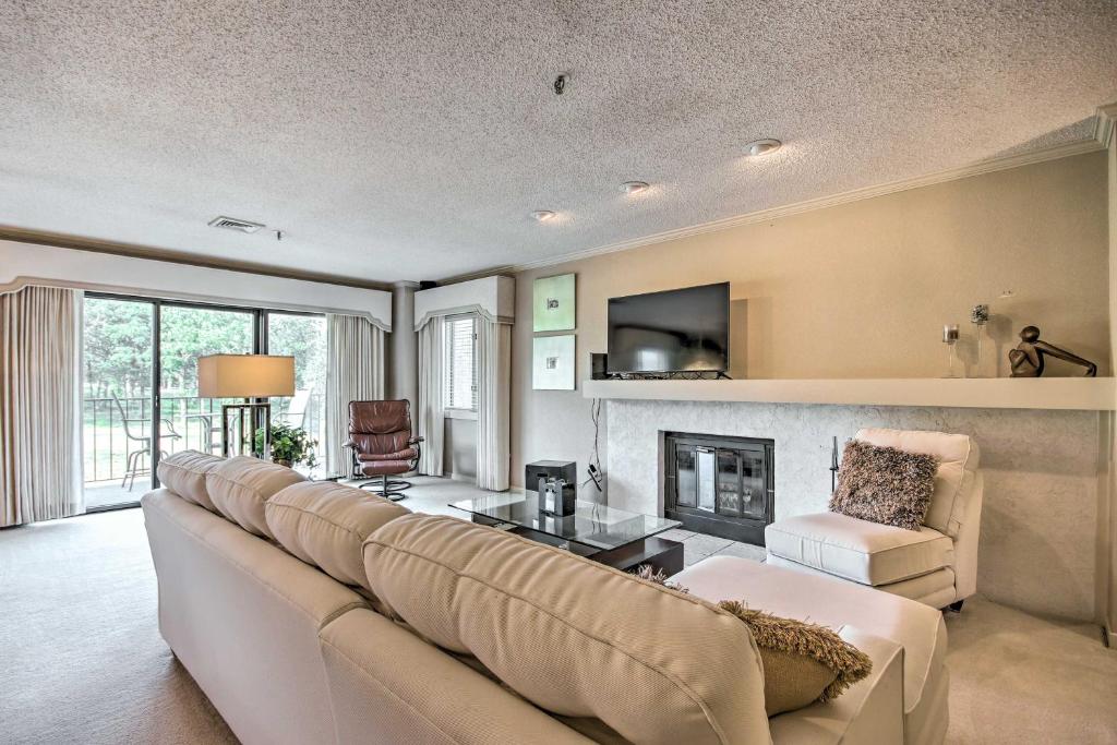 Spacious Luxe Condo with Golf Course Views - image 4