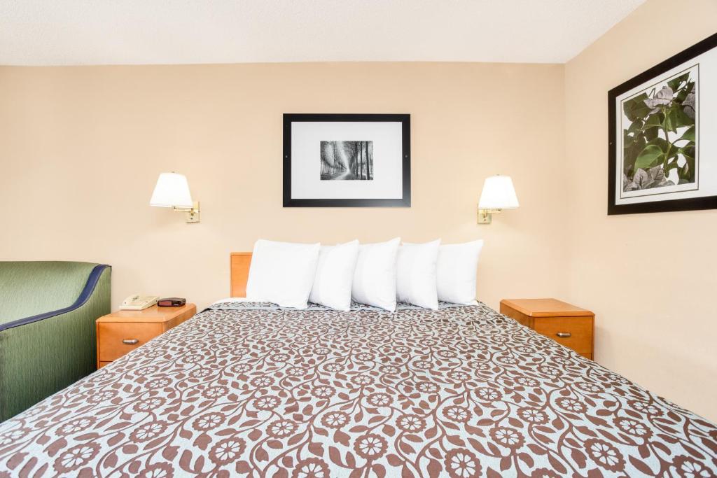 Days Inn by Wyndham Downtown Aiken - image 6