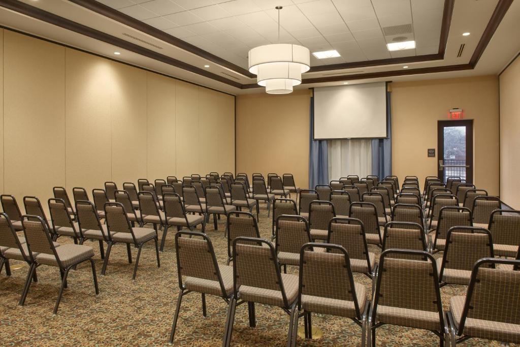 Hilton Garden Inn Akron - image 6