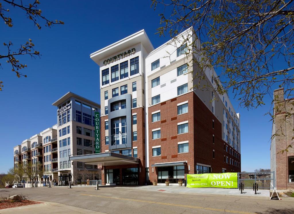 Courtyard by Marriott Akron Downtown - image 6