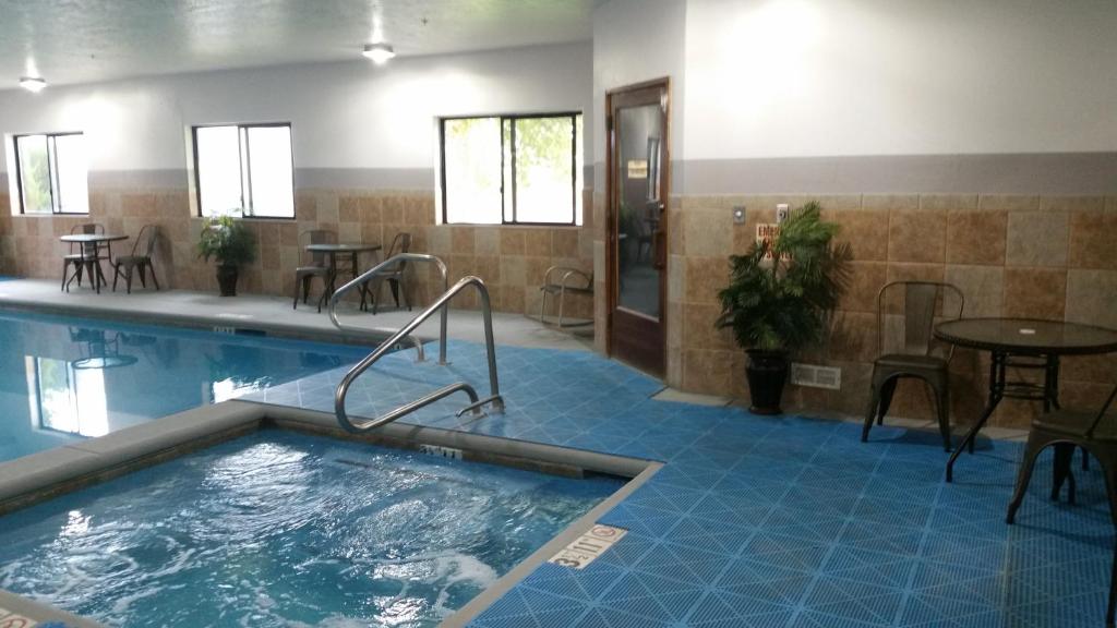 Holiday Inn Express Hotel & Suites Alamosa an IHG Hotel - image 2