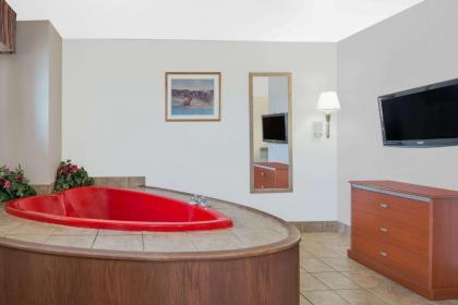 Super 8 by Wyndham Alamosa - image 12