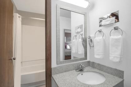 Super 8 by Wyndham Alamosa - image 2