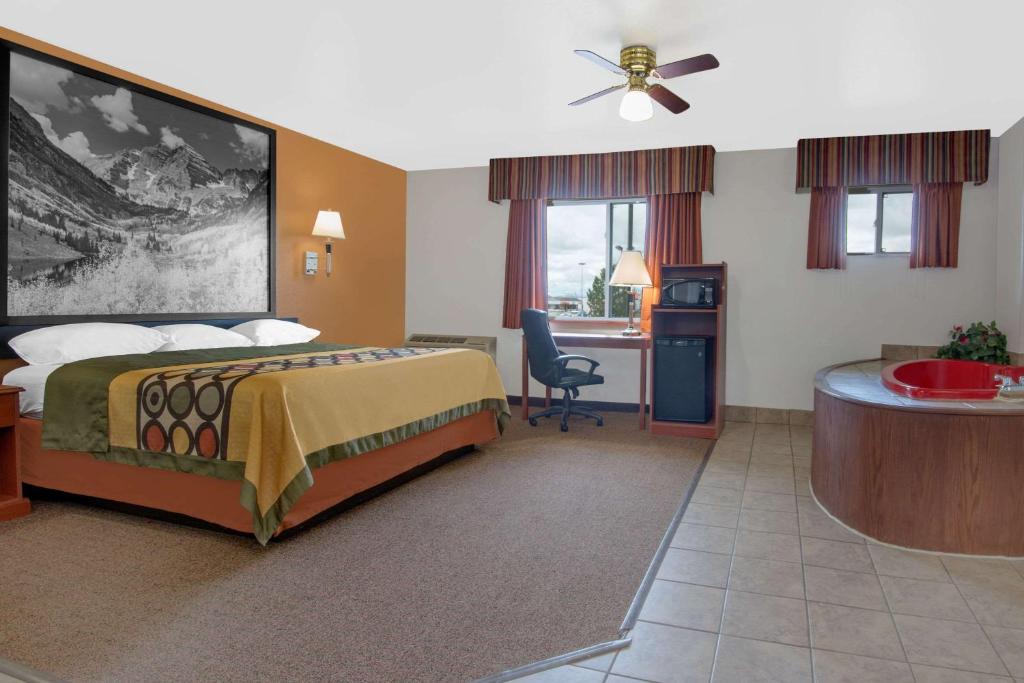 Super 8 by Wyndham Alamosa - image 4