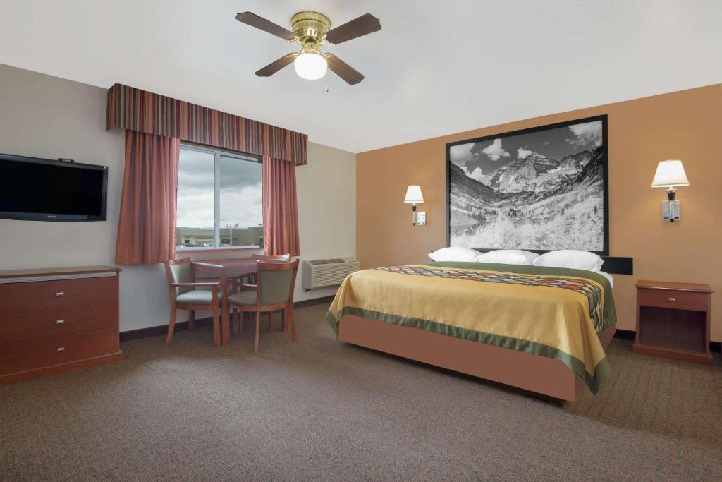 Super 8 by Wyndham Alamosa - image 7