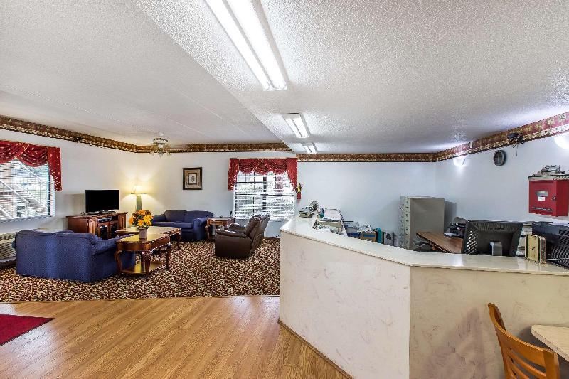 Econo Lodge Inn & Suites - main image