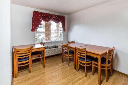 Econo Lodge Inn & Suites - image 10