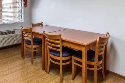 Econo Lodge Inn & Suites - image 12