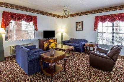 Econo Lodge Inn & Suites - image 13