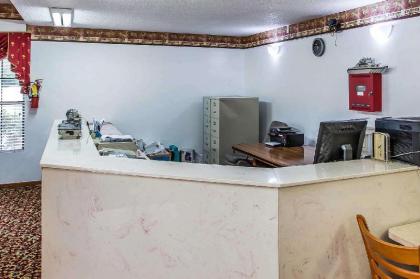 Econo Lodge Inn & Suites - image 14