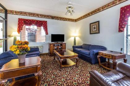 Econo Lodge Inn & Suites - image 3