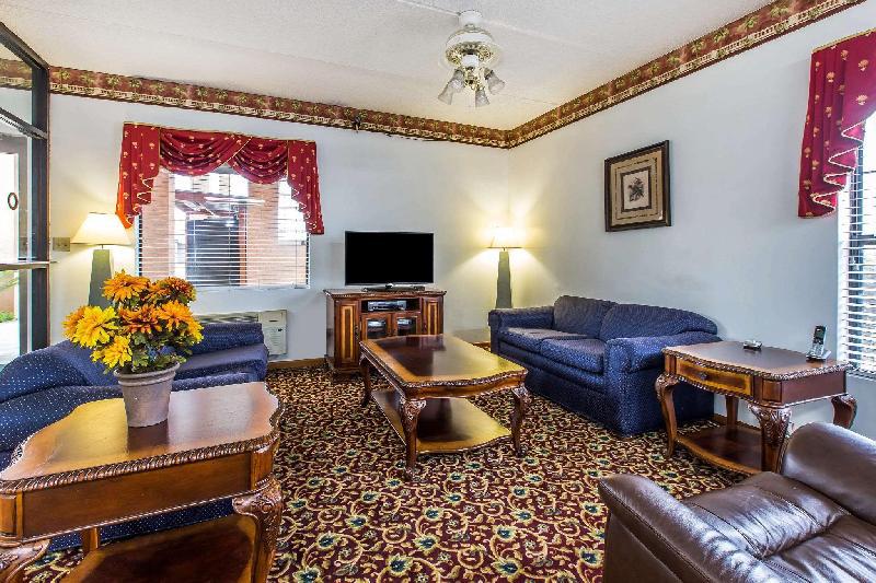 Econo Lodge Inn & Suites - image 3