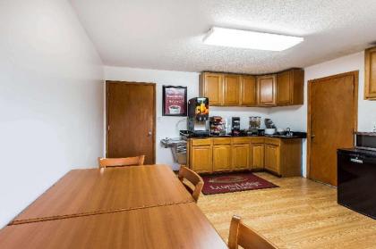 Econo Lodge Inn & Suites - image 9