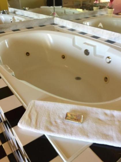 Relax Inn - image 12