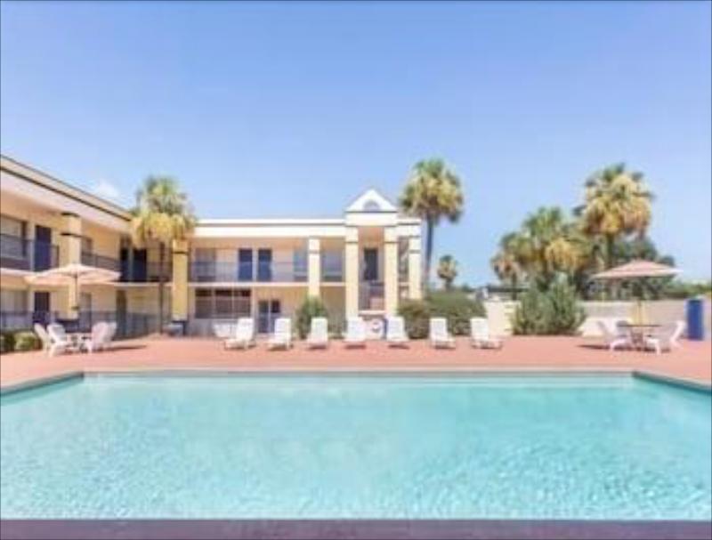 Days Inn by Wyndham Albany - image 3