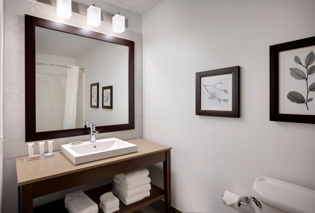 Country Inn & Suites by Radisson Albertville MN - image 7