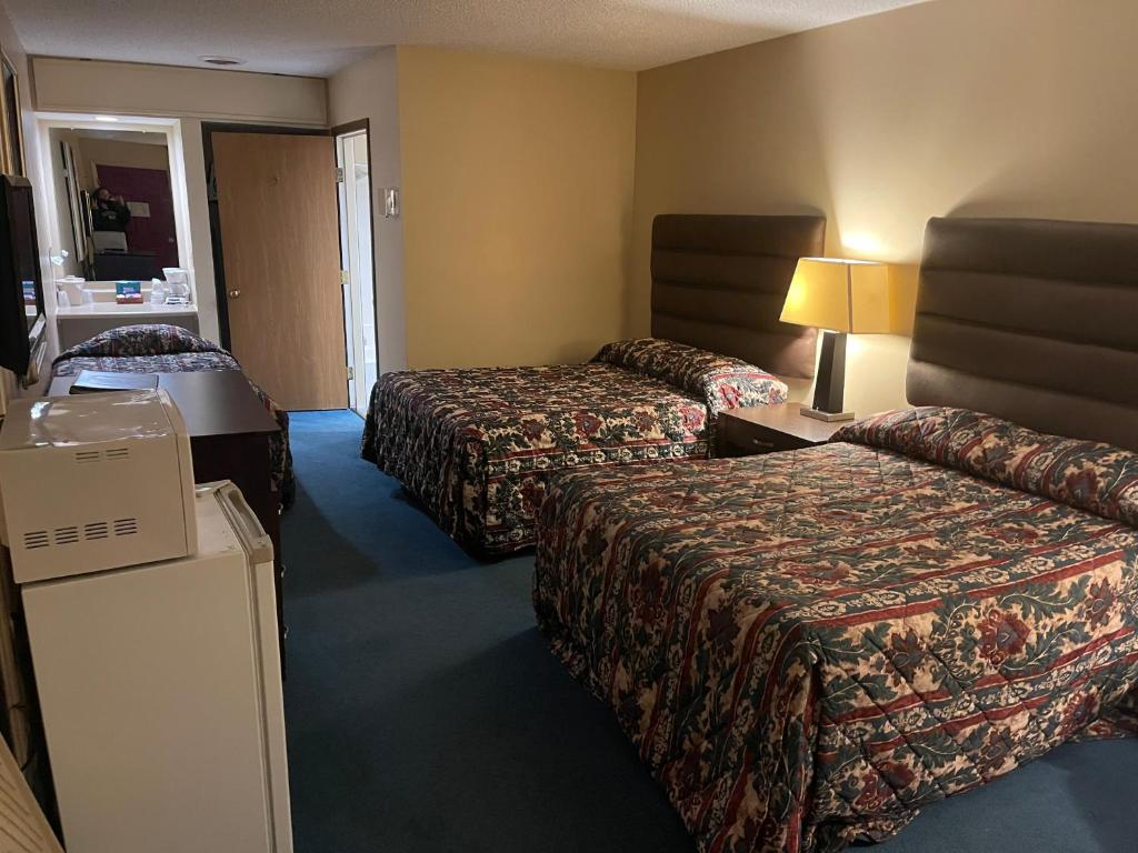 Dollinger's Motor Inn - image 2