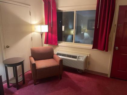 Dollinger's Motor Inn - image 7