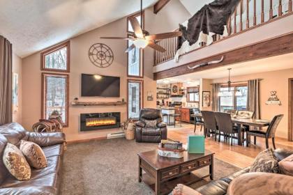 Pocono mountains Retreat with Pool table and Hot tub Albrightsville