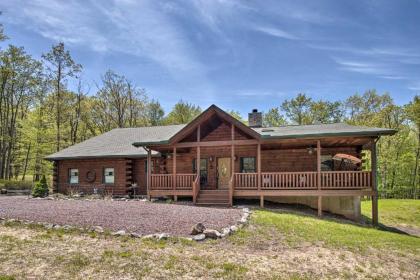 Cabin Retreat with Deck about 9 Mi to Hickory Run
