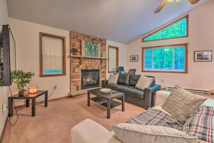 Rustic Poconos Retreat with Grill 1 mi to Lake