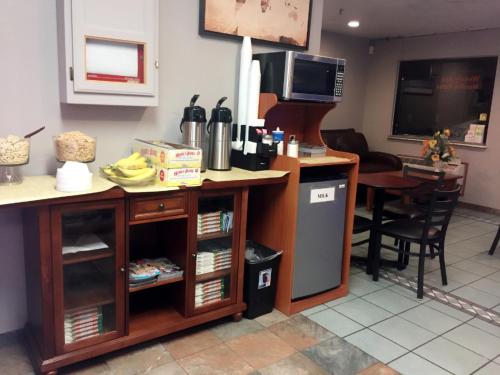 Travelodge by Wyndham Albuquerque East - image 3