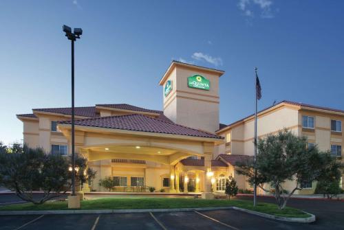 La Quinta Inn & Suites by Wyndham Albuquerque Midtown - main image