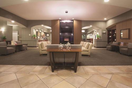 La Quinta Inn & Suites by Wyndham Albuquerque Midtown - image 2