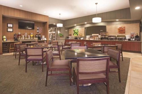 La Quinta Inn & Suites by Wyndham Albuquerque Midtown - image 3