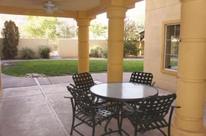 La Quinta Inn & Suites by Wyndham Albuquerque Midtown - image 4