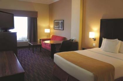 La Quinta Inn & Suites by Wyndham Albuquerque Midtown - image 5