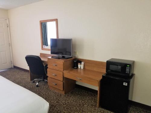 Red Roof Inn Albuquerque - Midtown - image 3