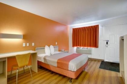 Motel 6-Albuquerque NM - Carlisle - image 2