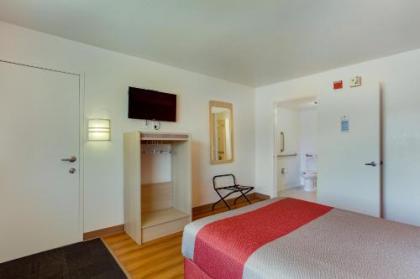 Motel 6-Albuquerque NM - Carlisle - image 4
