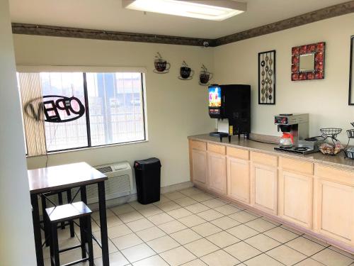 American Inn & Suites - image 5