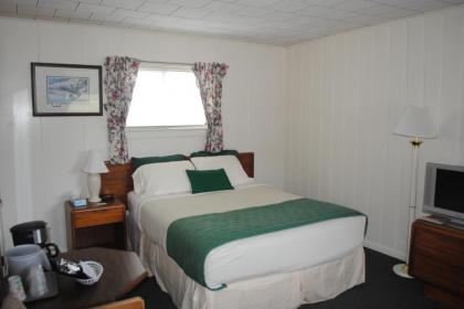 Rock Ledge Motel - image 13
