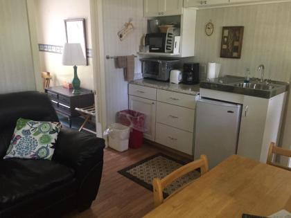 Rock Ledge Motel - image 3